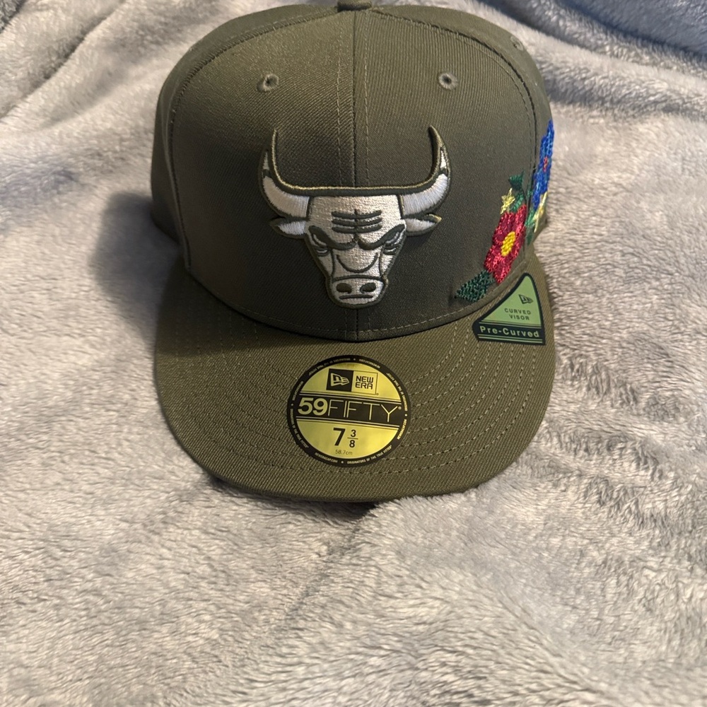 Chicago Bulls New Era Tonal Florals 59FIFTY
Fitted Hat - Olive size 7 3/8 nwt